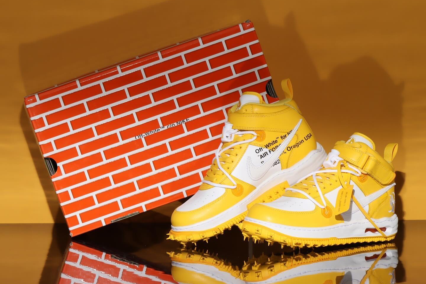 Off-White™ × Nike Air Force 1 MID ”White and Varsity Maize”｜販売